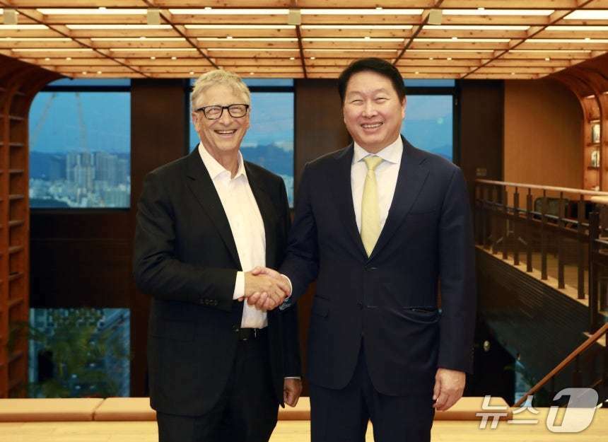 본문 이미지 - 최태원 SK 회장&#40;사진 오른쪽&#41;과 빌 게이츠 게이츠재단 이사장이 21일 서울 종로구 SK서린빌딩에서 악수를 하고 있다.&#40;SK그룹 제공&#41;