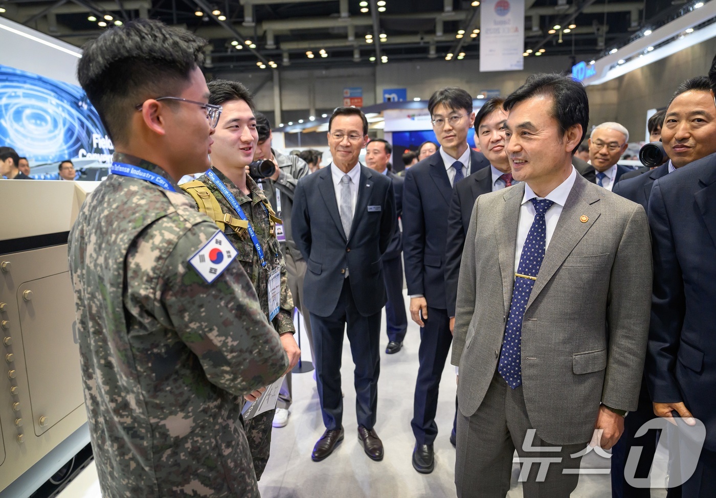 (서울=뉴스1) = 안규백 국방부 장관이 21일 경기 고양시 킨텍스에서 열린 ADEX 2025에서 전시장을 둘러보며 국산 무기체계와 기술 개발 동향을 살펴보고 있다. (국방부 제공 …