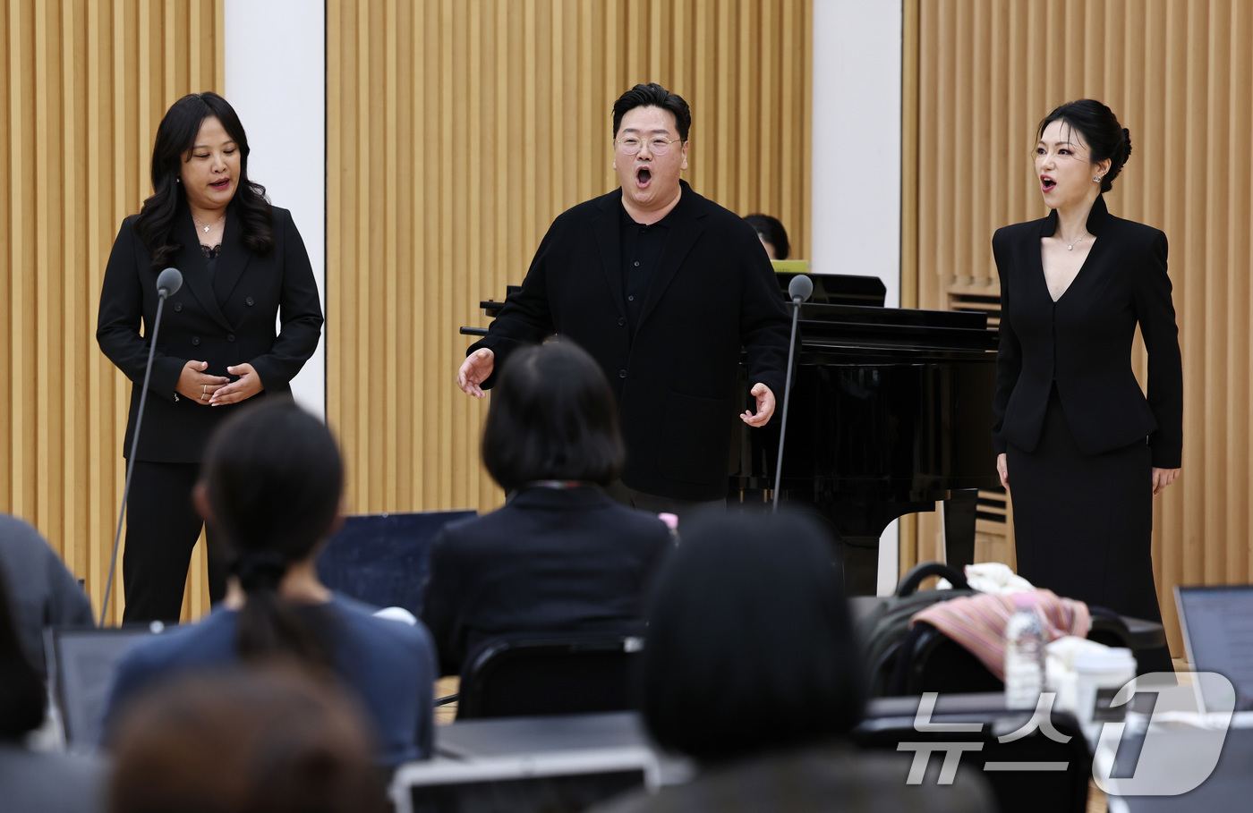 (서울=뉴스1) 구윤성 기자 = 21일 오후 서울 종로구 세종문화회관에서 열린 서울시오페라단 창단 40주년 기념 오페라 '아이다' 제작발표회에서 배우들이 '오, 사랑하는 이여 내게 …