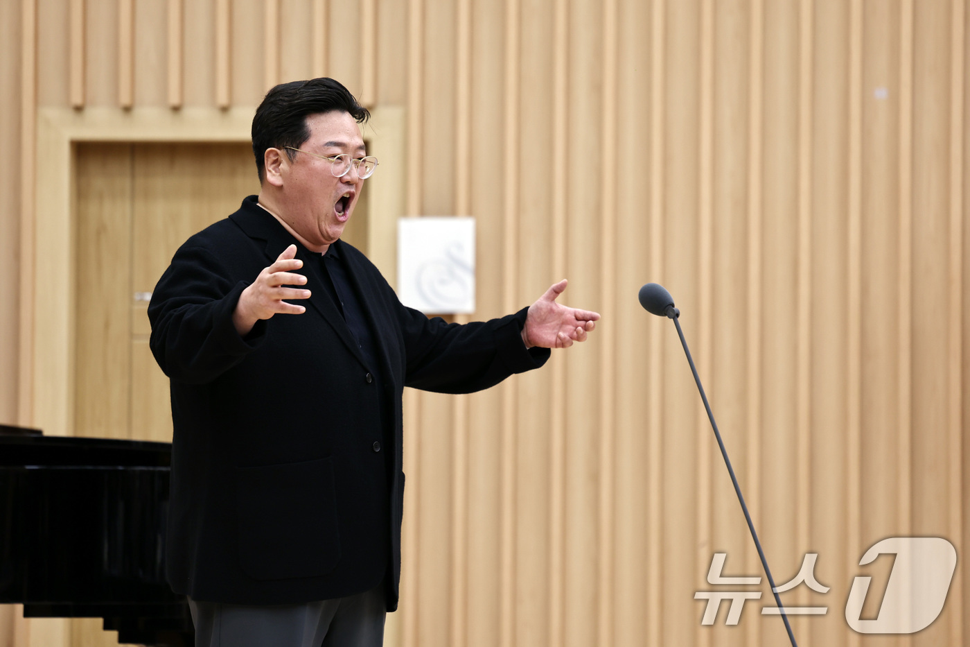 (서울=뉴스1) 구윤성 기자 = 21일 오후 서울 종로구 세종문화회관에서 열린 서울시오페라단 창단 40주년 기념 오페라 '아이다' 제작발표회에서 라다메스 역의 국윤종이 '청아한 아 …