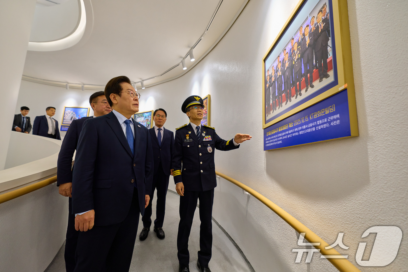 (서울=뉴스1) 허경 기자 = 이재명 대통령이 21일 서울 서대문구 경찰청에서 열린 제80주년 경찰의 날 기념식에 참석해 전기통신금융사기 통합대응단 개소식 사진을 보고 있다. (대 …