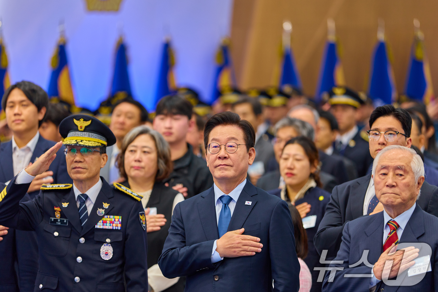 (서울=뉴스1) 허경 기자 = 이재명 대통령이 21일 서울 서대문구 경찰청에서 열린 제80주년 경찰의 날 기념식에서 국민의례를 하고 있다. (대통령실 제공. 재판매 및 DB 금지) …