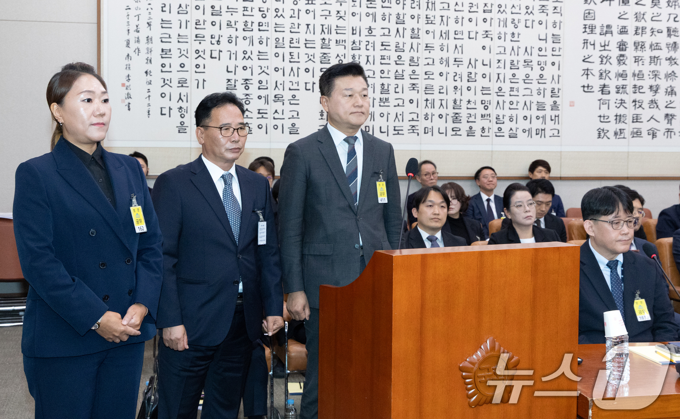 (서울=뉴스1) 이승배 기자 = 명태균 공천개입 의혹 제보자 강혜경 씨와 김태열 씨, 신용한 지방시대위원회 부위원장이 21일 서울 여의도 국회에서 열린 법제사법위원회 대전고검 등에 …