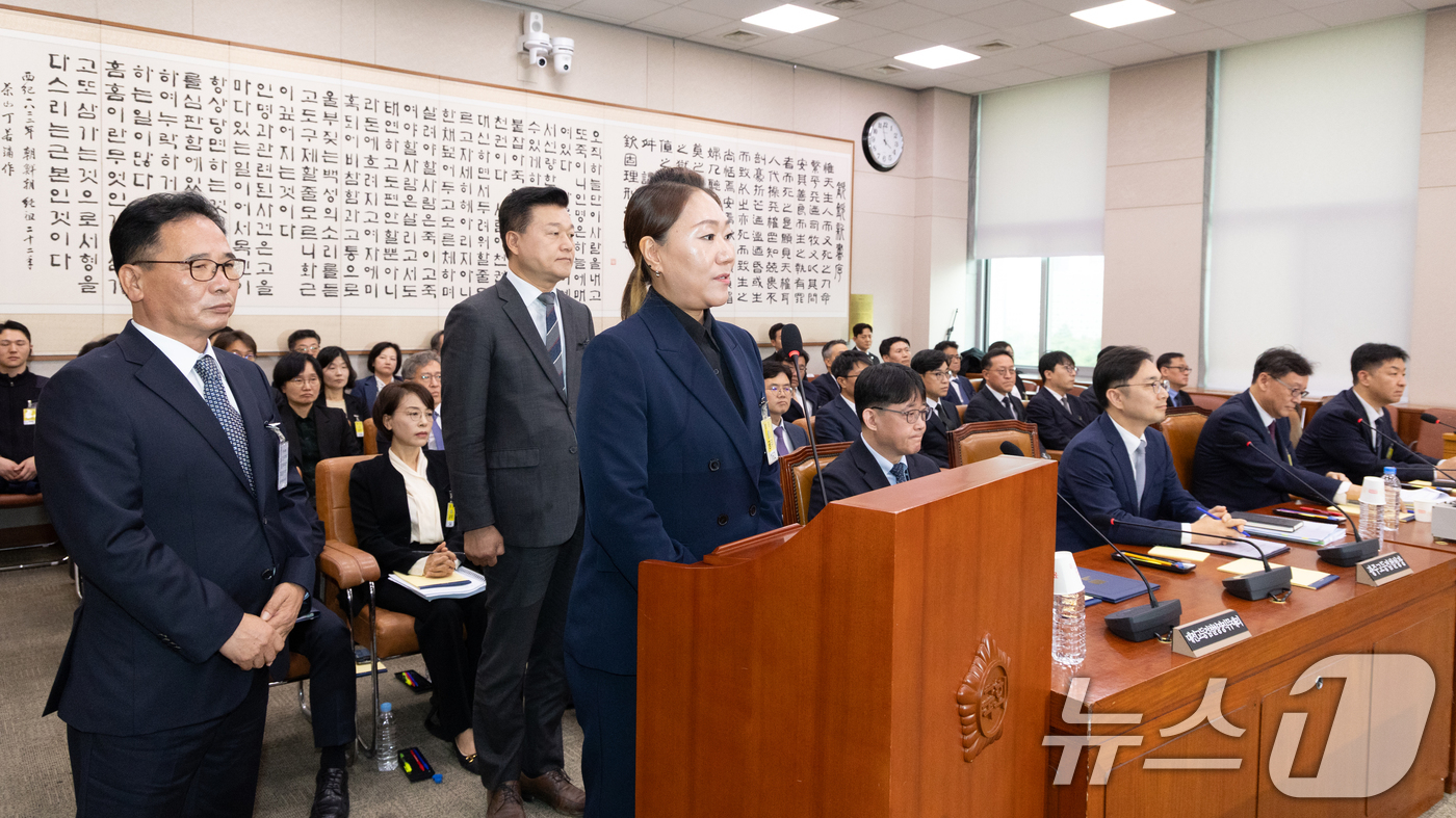 (서울=뉴스1) 이승배 기자 = 명태균 공천개입 의혹 제보자 강혜경 씨가 21일 서울 여의도 국회에서 열린 법제사법위원회 대전고검 등에 대한 국정감사에 출석해 의원 질의에 답변하고 …