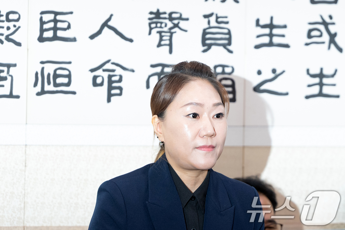 (서울=뉴스1) 이승배 기자 = 명태균 공천개입 의혹 제보자 강혜경 씨가 21일 서울 여의도 국회에서 열린 법제사법위원회 대전고검 등에 대한 국정감사에 출석해 인사하고 있다. 20 …