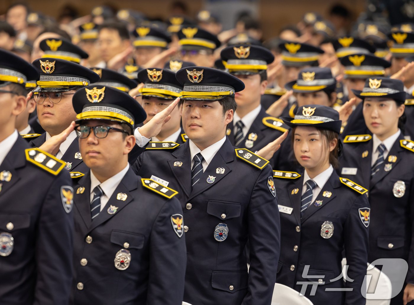 (서울=뉴스1) 허경 기자 = 21일 서울 서대문구 경찰청에서 열린 제80주년 경찰의 날 기념식에서 경찰들이 거수경례를 하고 있다. (대통령실 제공. 재판매 및 DB 금지) 202 …