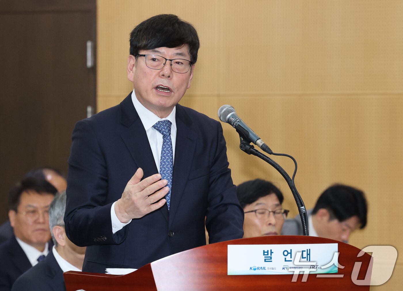 본문 이미지 - 박선순 다원시스 대표가 21일 한국철도공사&#40;코레일&#41; 대전본사에서 열린 국회 국토교통위원회의 한국철도공사, 국가철도공단, &#40;주&#41;에스알&#40;SR&#41; 등에 대한 국정감사에서 위원 질의에 답변하고 있다. 2025.10.21/뉴스1 ⓒ News1 김기태 기자