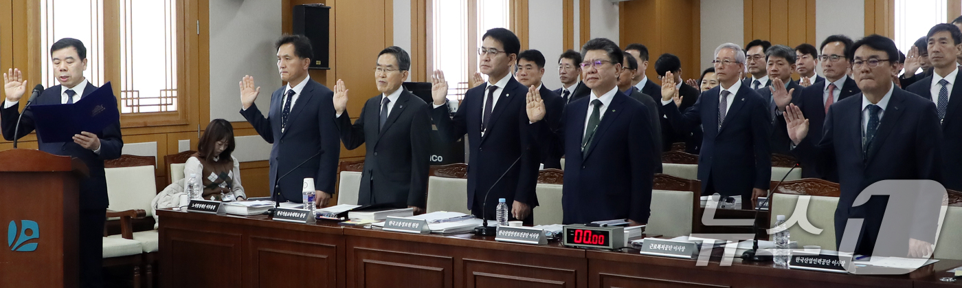 (울산=뉴스1) 조민주 기자 = 국회 기후에너지환경노동위원회가 21일 울산 중구 근로복지공단 본사에서 노동부 산하기관 12곳에 대한 국정감사를 진행하는 가운데 피감기관장들이 선서를 …