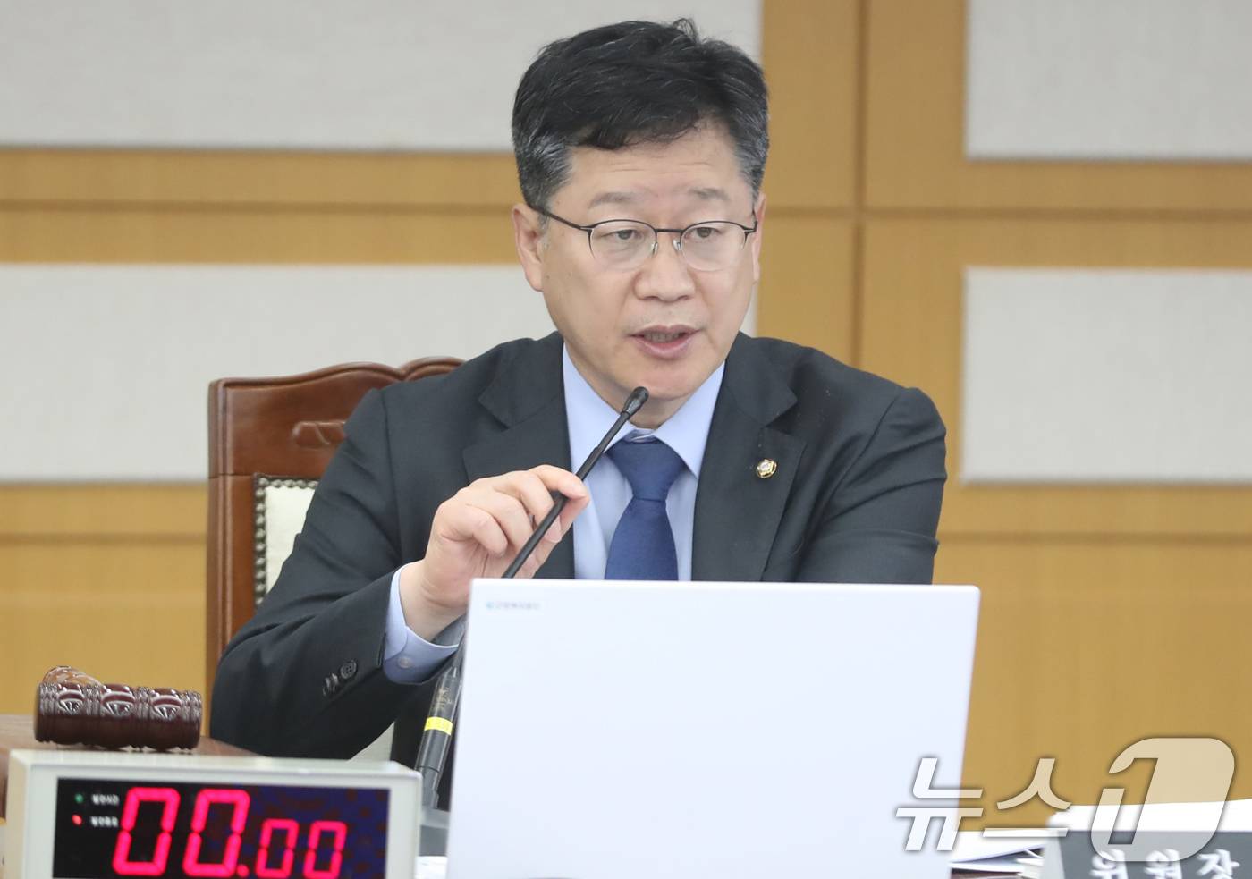 (울산=뉴스1) 조민주 기자 = 안호영 기후에너지환노위원장이 21일 울산 중구 근로복지공단 본사에서 국회 기후에너지환경노동위원회의 고용노동부 산하기관 12곳에 대한 국정감사를 진행 …