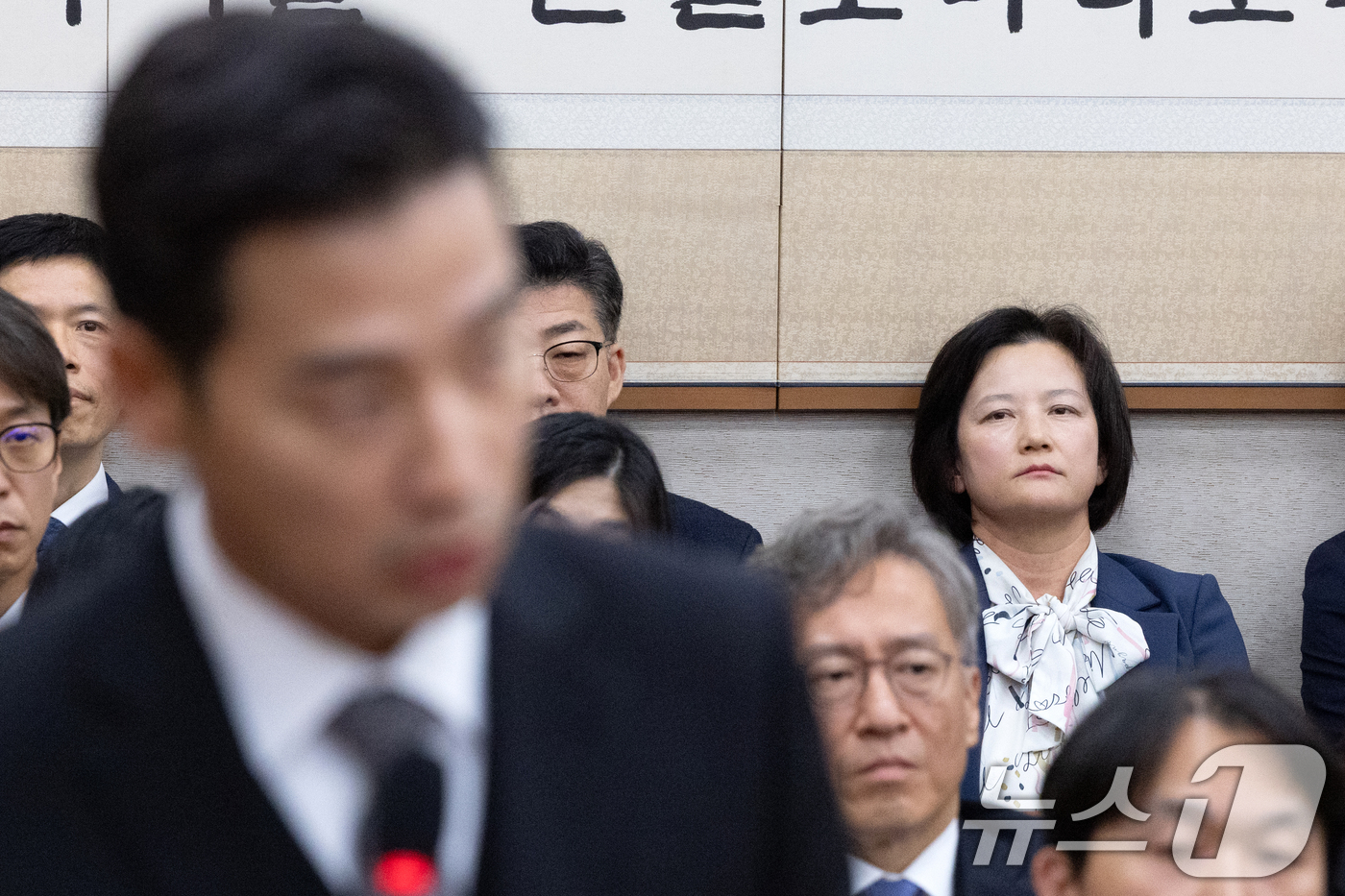 (서울=뉴스1) 이승배 기자 = 정유미 법무연수원 연구위원이 21일 서울 여의도 국회에서 열린 법제사법위원회 대전고검 등에 대한 국정감사에 출석해 문건일 변호사의 답변을 듣고 있다 …