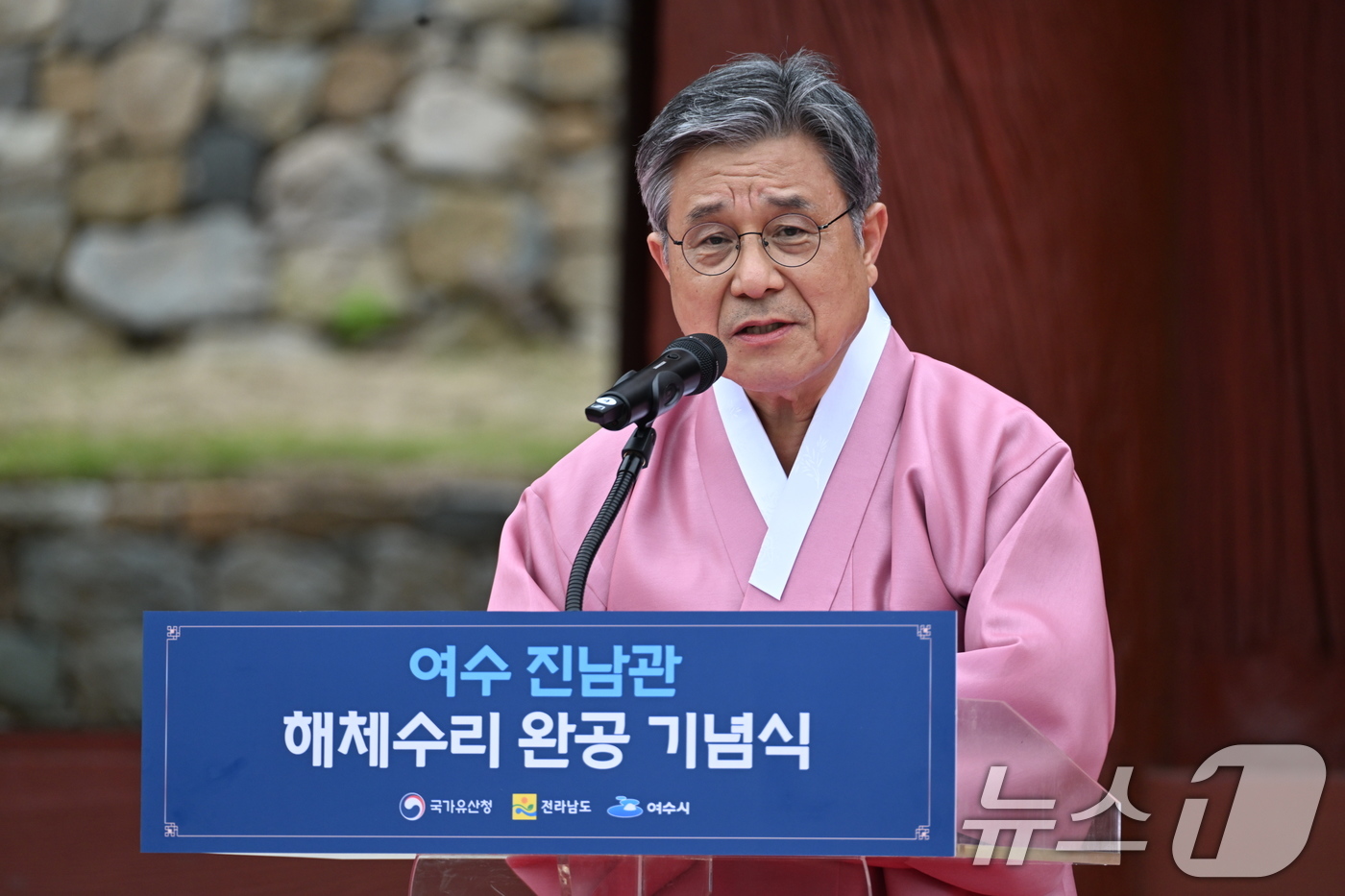 (서울=뉴스1) = 허민 국가유산청장이 21일 10년간의 해체수리를 마치고 공개된 전남 여수시 소재 국보이자 건축유산 '여수 진남관' 준공식에 참석해 인사말을 하고 있다. (국가유 …