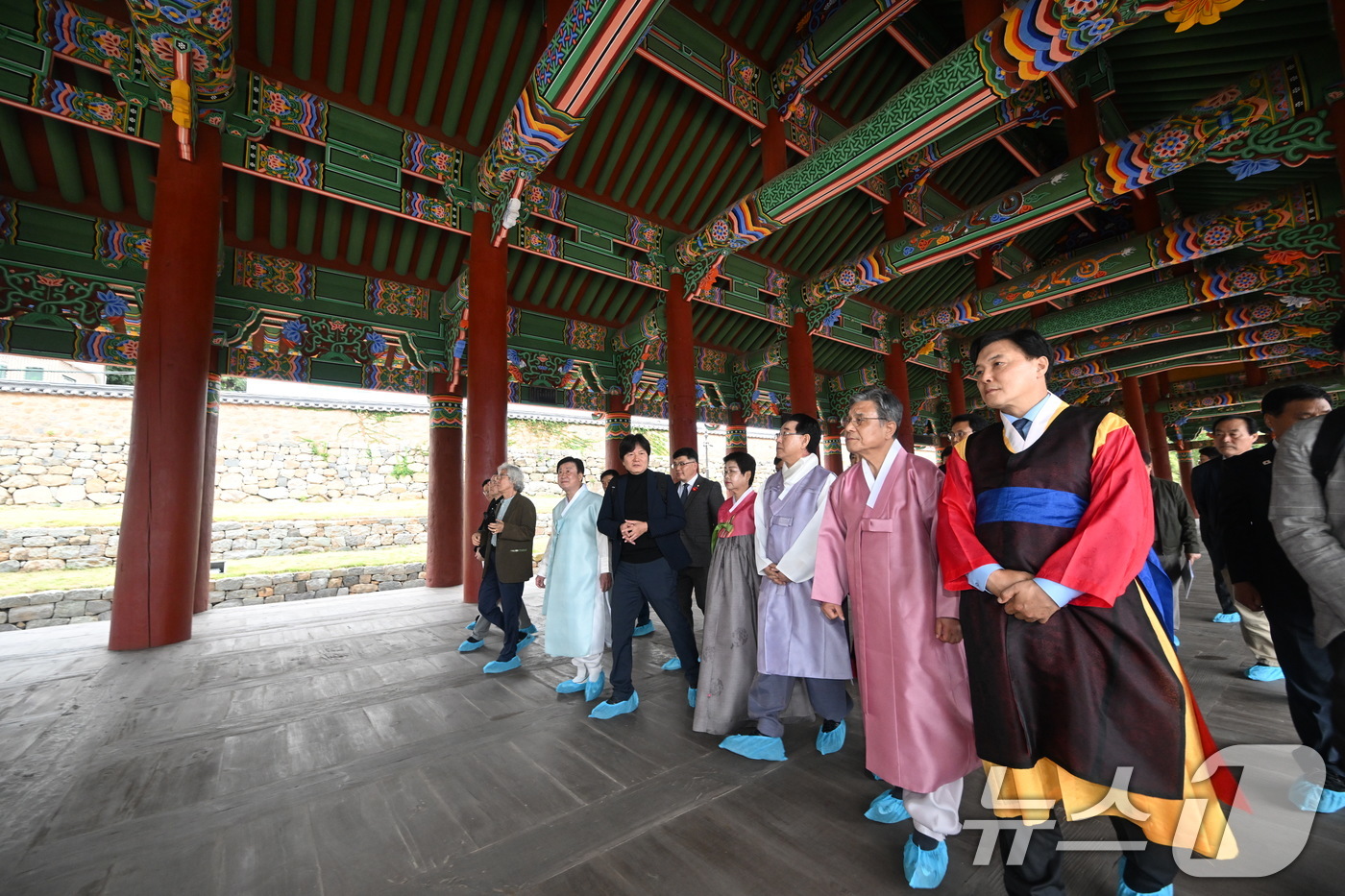 (서울=뉴스1) = 허민 국가유산청장이 21일 10년간의 해체수리를 마치고 공개된 전남 여수시 소재 국보이자 건축유산 '여수 진남관' 내부를 관계자들과 함께 살펴보고 있다. (국가 …