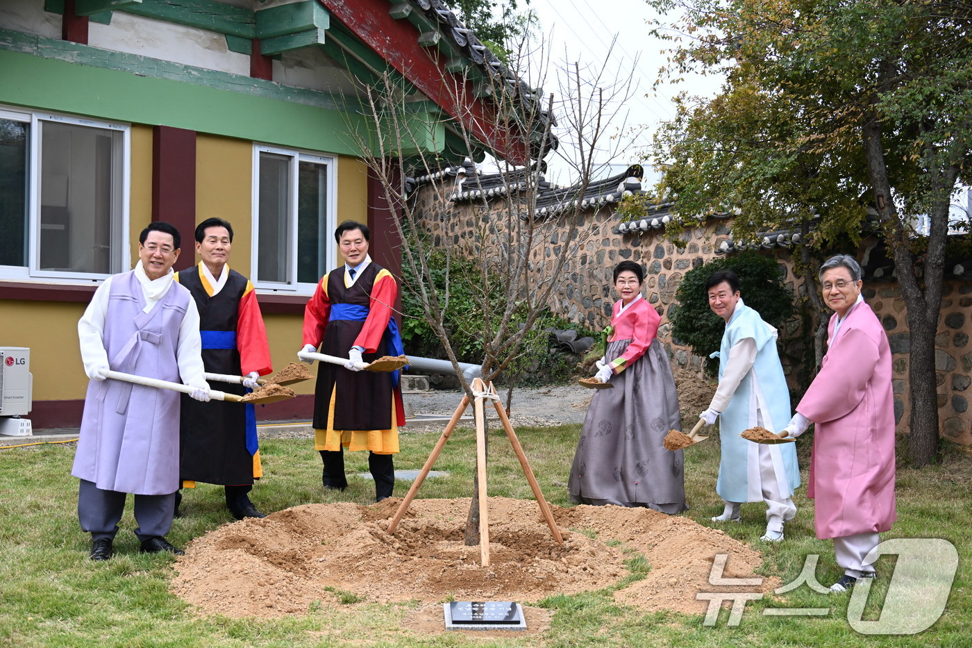 (서울=뉴스1) = 허민 국가유산청장이 21일 10년간의 해체수리를 마치고 공개된 전남 여수시 소재 국보이자 건축유산 '여수 진남관' 준공식에 참석해 기념수를 식재하고 있다. (국 …