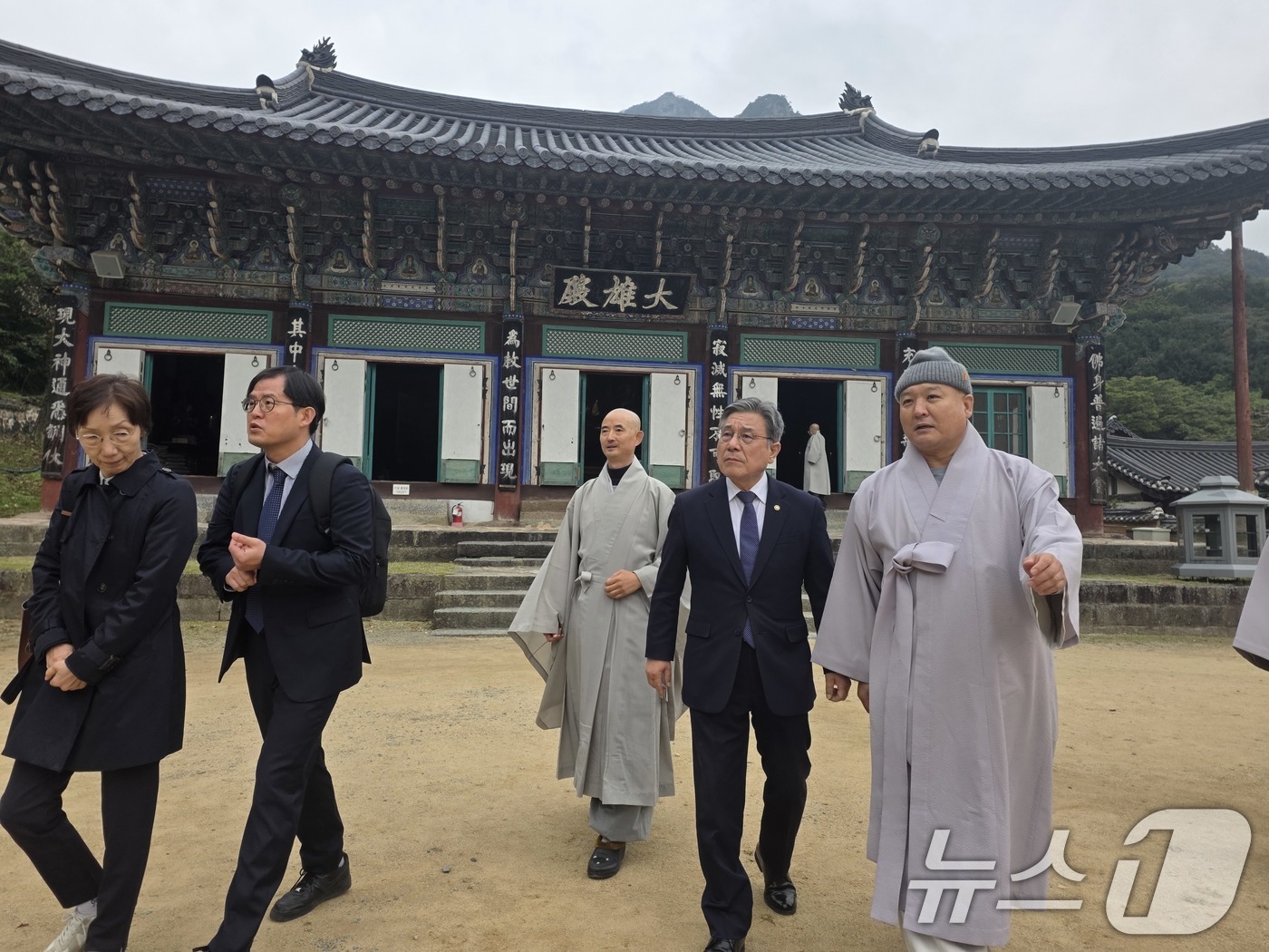 (서울=뉴스1) = 허민 국가유산청장이 21일 전남 장성군 소재의 사찰 백양사를 방문해 사찰 내부를 관계자들과 함께 둘러보고 있다. (국가유산청 제공. 재판매 및 DB 금지) 20 …