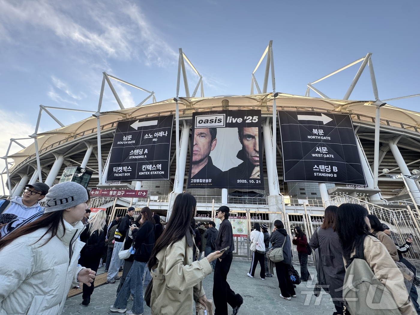 (고양=뉴스1) 안은나 기자 = ‘브릿팝 전설’ 밴드 오아시스(Oasis)가 16년 만에 내한공연을 앞둔 21일 경기 고양종합운동장에 마련된 공연장 앞에 관객들이 줄 서 있다. 2 …