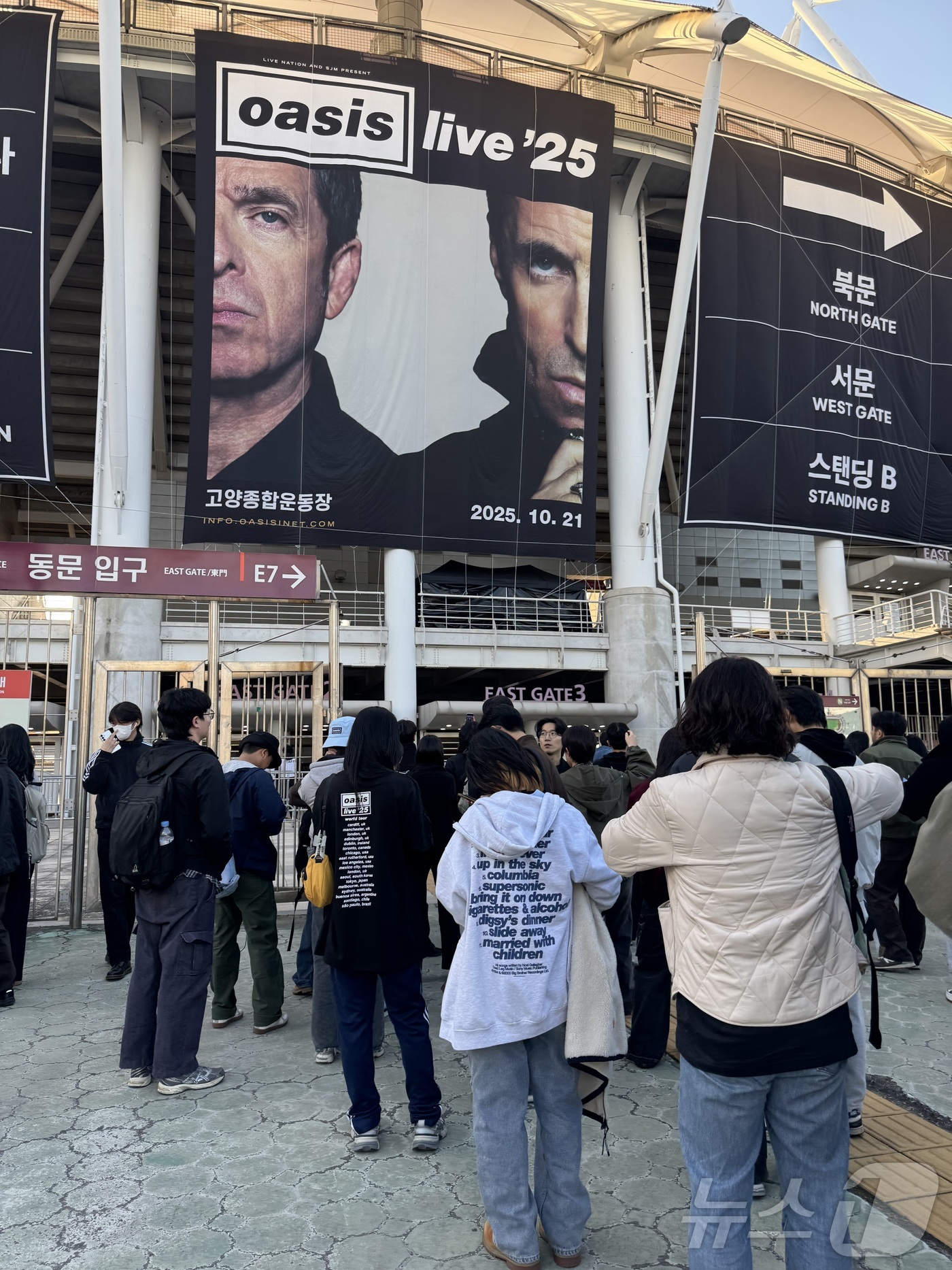 (고양=뉴스1) 안은나 기자 = ‘브릿팝 전설’ 밴드 오아시스(Oasis)가 16년 만에 내한공연을 앞둔 21일 경기 고양종합운동장에 마련된 공연장 앞에 관객들이 줄 서 있다. 2 …