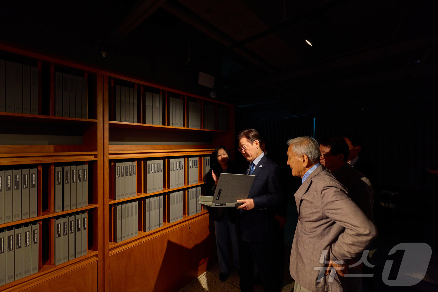 (서울=뉴스1) 이재명 기자 = 이재명 대통령이 21일 서울 용산구 민주화운동기념관(옛 남영동 대공분실)을 찾아 전시물을 살펴보고 있다. (대통령실 제공. 재판매 및 DB 금지) …