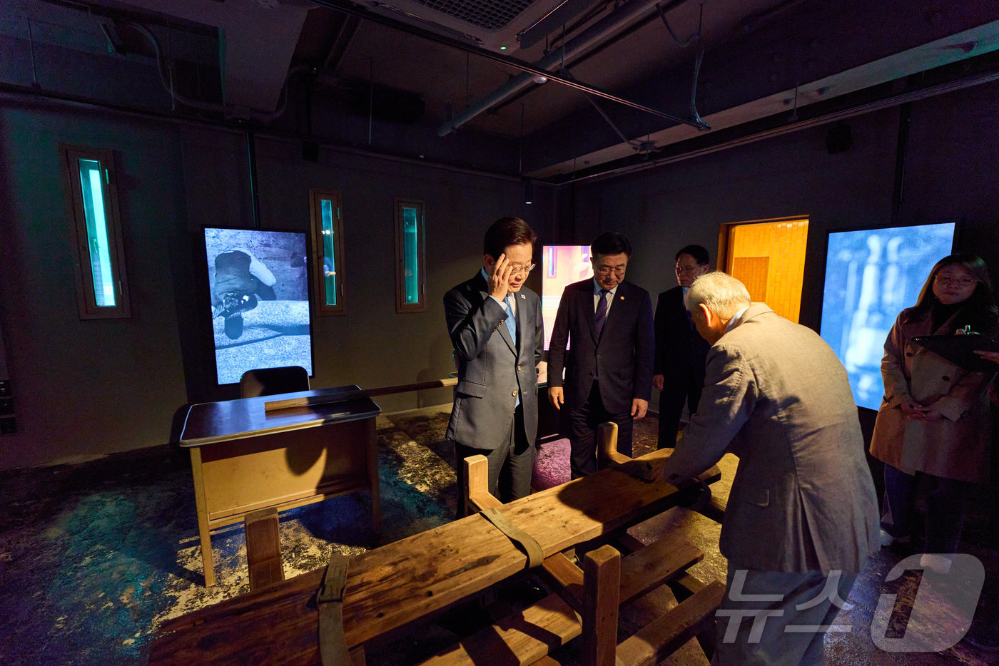 (서울=뉴스1) 이재명 기자 = 이재명 대통령이 21일 서울 용산구 민주화운동기념관(옛 남영동 대공분실)을 찾아 이재오 민주화운동기념사업회 이사장의 설명을 듣고 있다. (대통령실 …