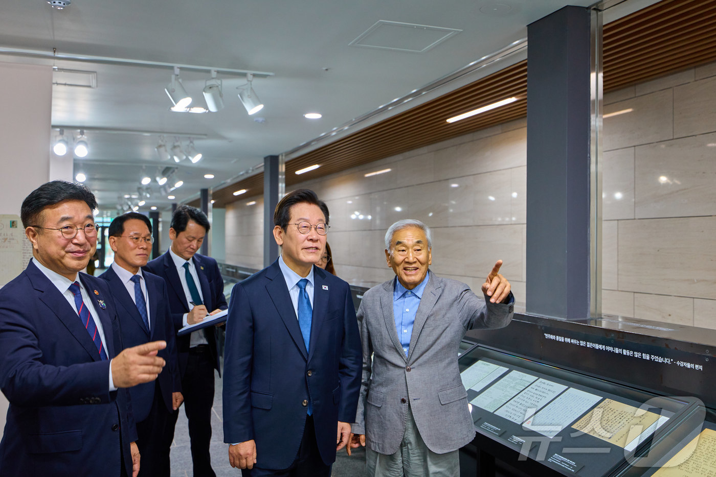 (서울=뉴스1) 이재명 기자 = 이재명 대통령이 21일 서울 용산구 민주화운동기념관(옛 남영동 대공분실)을 찾아 이재오 민주화운동기념사업회 이사장의 설명을 듣고 있다. (대통령실 …