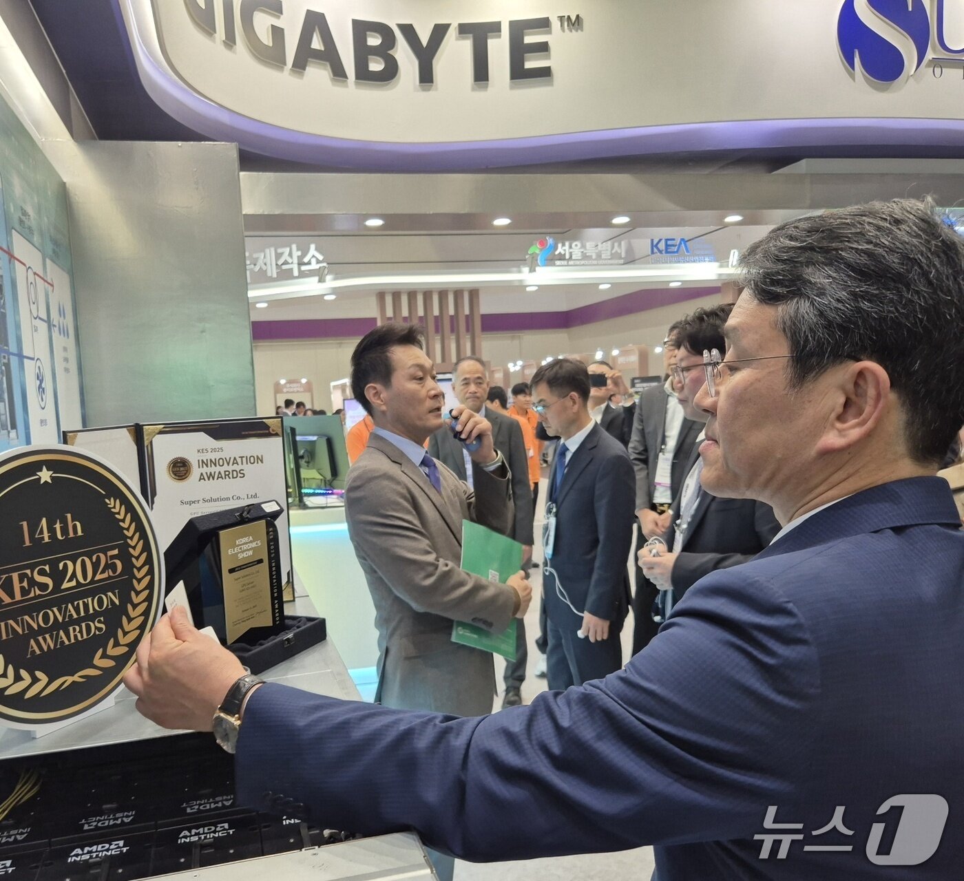 본문 이미지 - 조주완 LG전자 대표이사 사장이 21일 서울 코엑스 한국전자전&#40;KES&#41; 2025에서 기가바이트의 그래픽처리장치&#40;GPU&#41; 서버의 액침냉각 설루션을 살펴보고 있다. 2025.10.21/뉴스1 최동현 기자