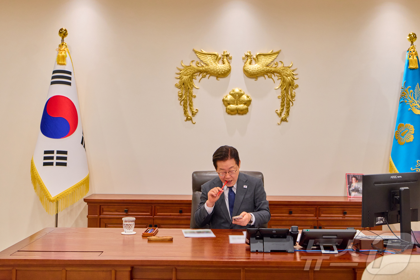 (서울=뉴스1) 이재명 기자 = 이재명 대통령이 지난 20일 서울 용산 대통령실 청사에서 집무중 스마트폰을 살펴보고 있다. (이재명 대통령 SNS. 재판매 및 DB 금지) 2025 …
