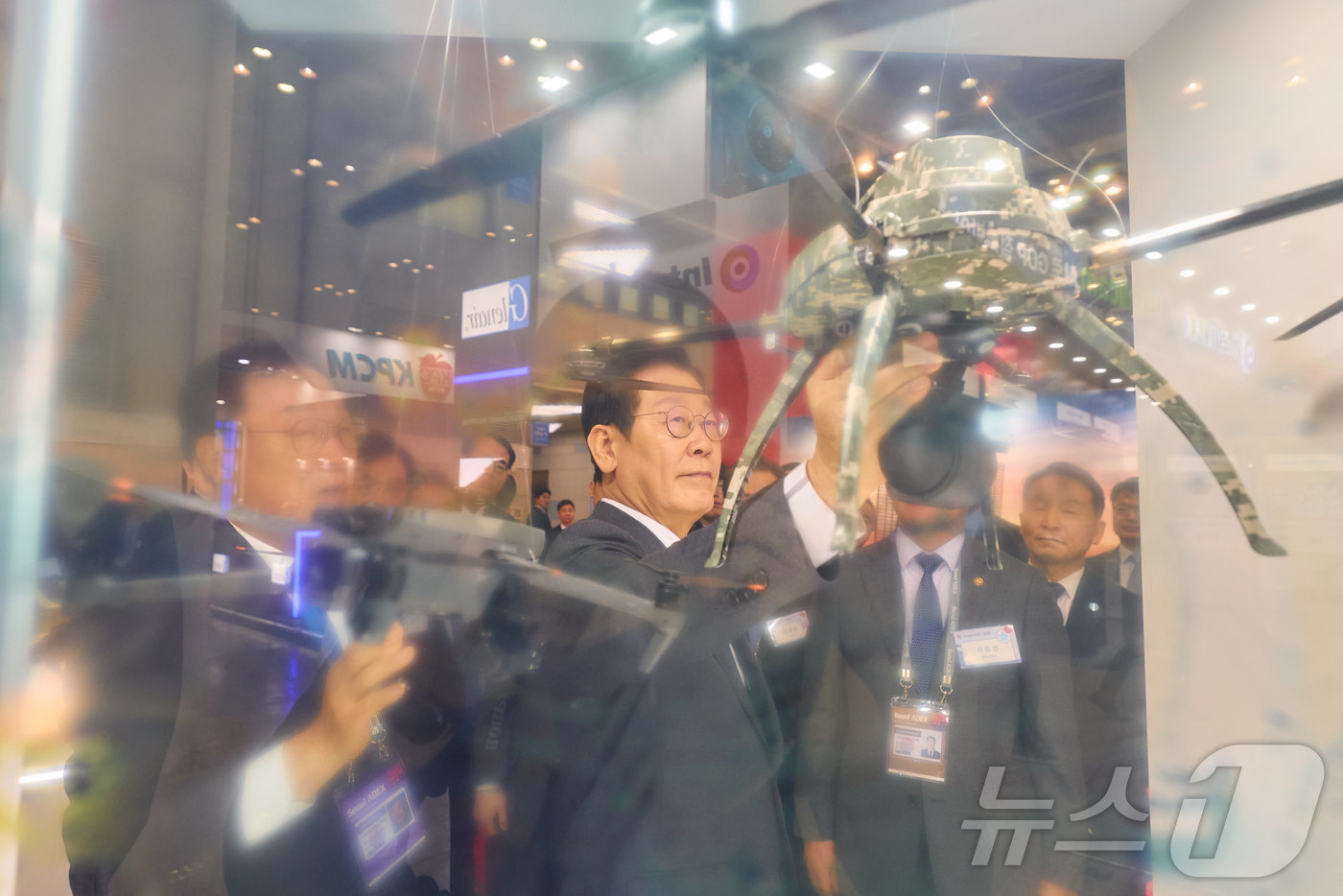 (서울=뉴스1) 이재명 기자 = 이재명 대통령이 지난 20일 경기 고양시 일산서구 킨텍스에서 열린 서울 ADEX 2025(서울 국제 항공우주 및 방위산업 전시회 2025)를 찾아 …