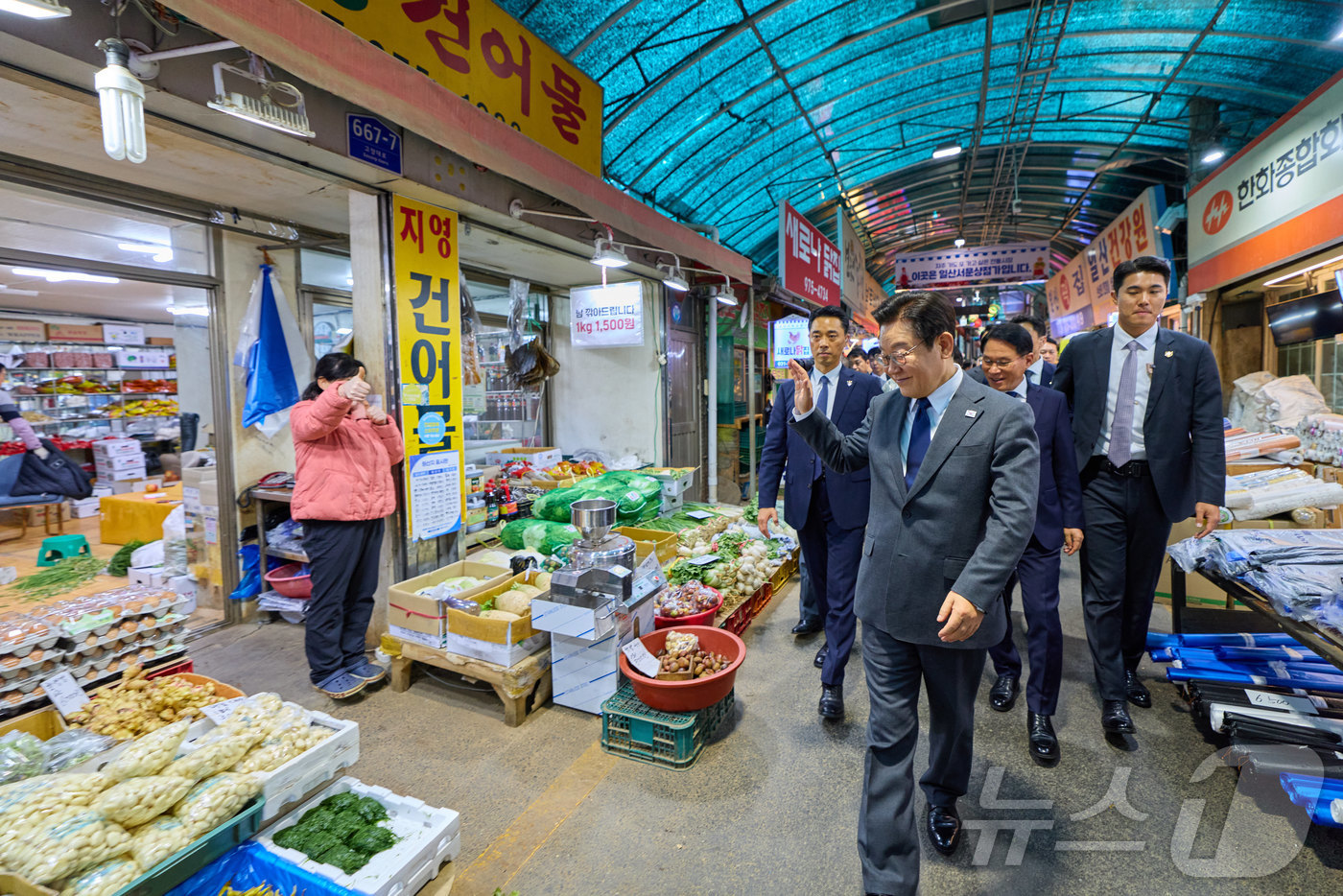 (서울=뉴스1) 이재명 기자 = 이재명 대통령이 지난 20일 경기도 고양시 일산서구 일산시장을 찾아 상인과 인사를 나누고 있다. (이재명 대통령 SNS. 재판매 및 DB 금지) 2 …