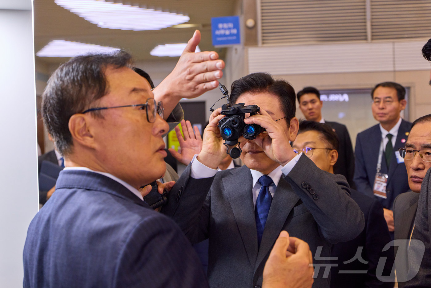 (서울=뉴스1) 이재명 기자 = 이재명 대통령이 지난 20일 경기 고양시 일산서구 킨텍스에서 열린 서울 ADEX 2025(서울 국제 항공우주 및 방위산업 전시회 2025)를 찾아 …