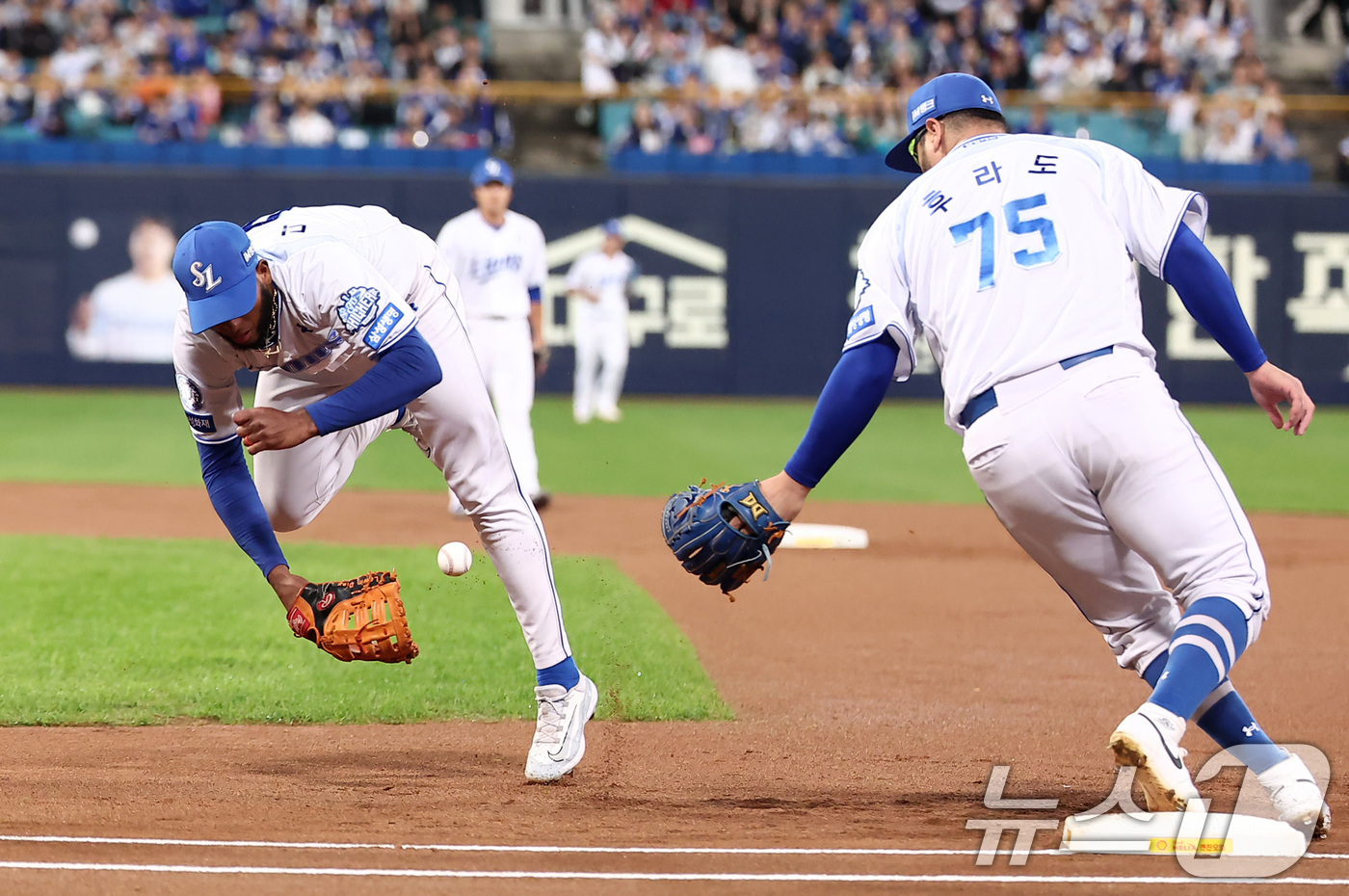 (대구=뉴스1) 김성진 기자 = 21일 대구삼성라이온즈파크에서 열린 2025 신한 SOL뱅크 KBO 포스트시즌 플레이오프 3차전 한화 이글스와 삼성 라이온즈의 경기, 1회초 1사 …