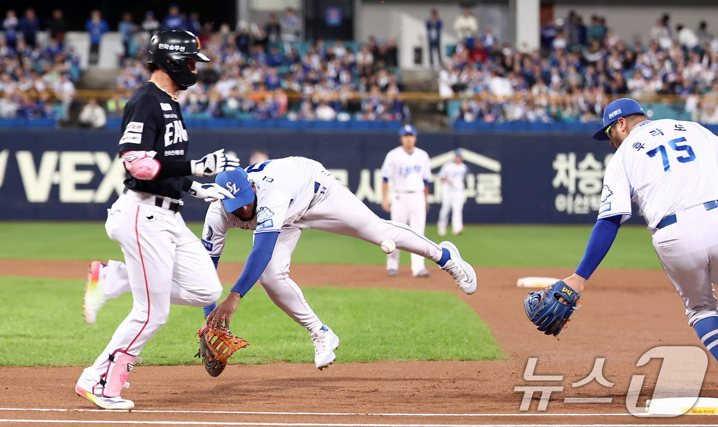 (대구=뉴스1) 김성진 기자 = 21일 대구삼성라이온즈파크에서 열린 2025 신한 SOL뱅크 KBO 포스트시즌 플레이오프 3차전 한화 이글스와 삼성 라이온즈의 경기, 1회초 1사 …