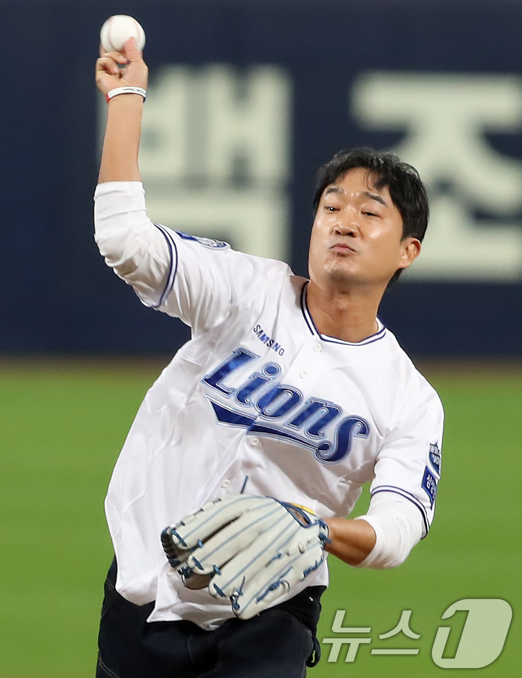 (대구=뉴스1) 공정식 기자 = 21일 오후 대구 삼성라이온즈파크에서 열린 프로야구 2025 신한 SOL뱅크 KBO 플레이오프 3차전 삼성 라이온즈와 한화 이글스의 경기, 영화배우 …