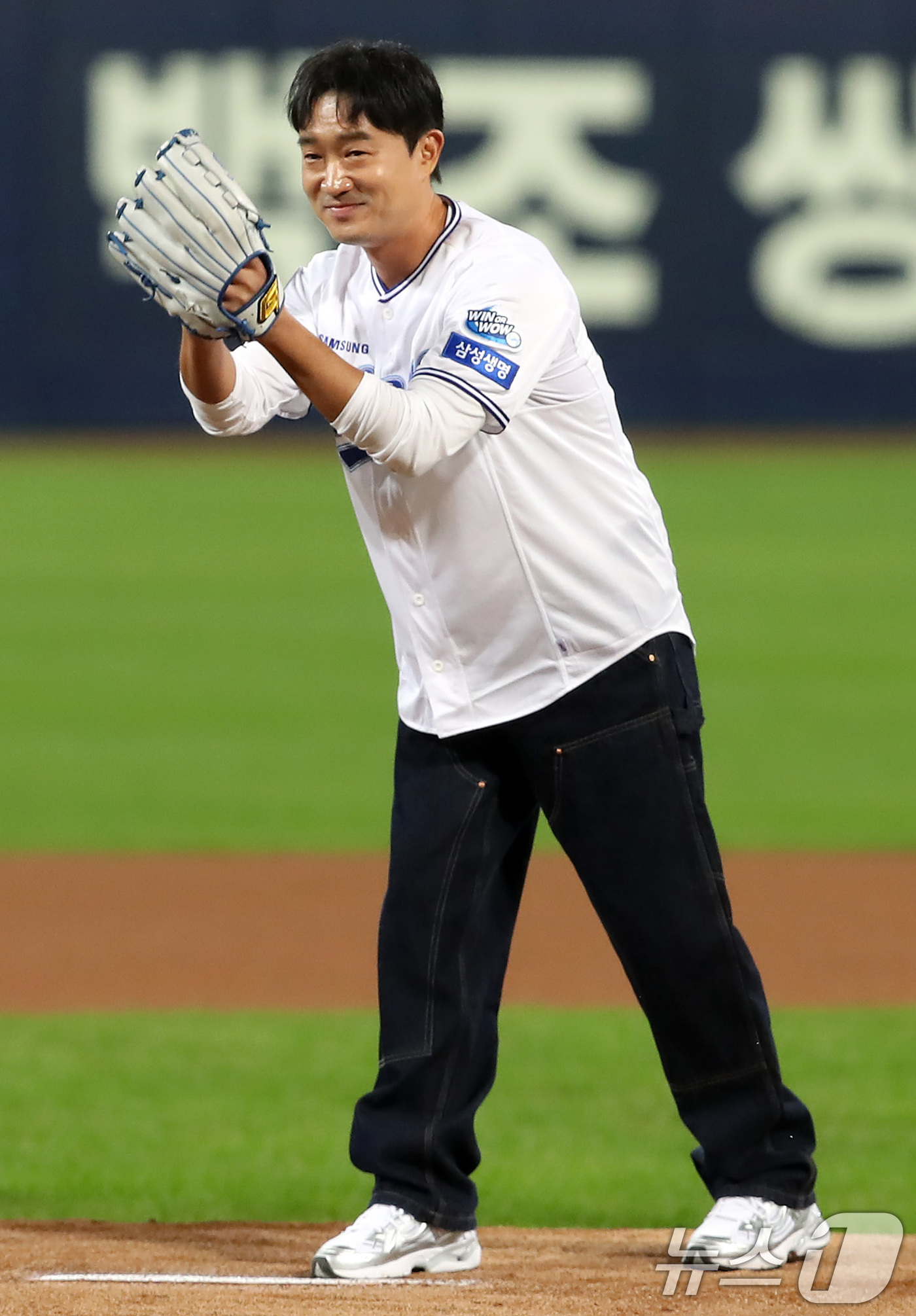 (대구=뉴스1) 공정식 기자 = 21일 오후 대구 삼성라이온즈파크에서 열린 프로야구 2025 신한 SOL뱅크 KBO 플레이오프 3차전 삼성 라이온즈와 한화 이글스의 경기, 영화배우 …