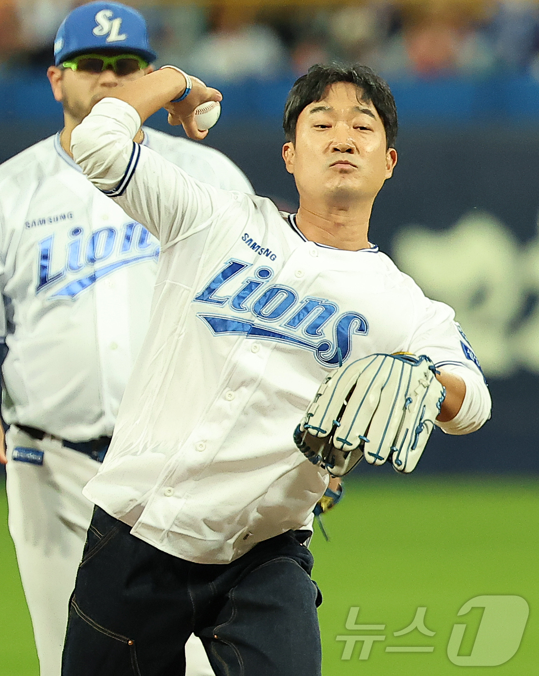 (대구=뉴스1) 김진환 기자 = 21일 대구삼성라이온즈파크에서 열리는 2025 신한 SOL뱅크 KBO 포스트시즌 플레이오프 3차전 한화 이글스와 삼성 라이온즈의 경기를 앞두고 배우 …