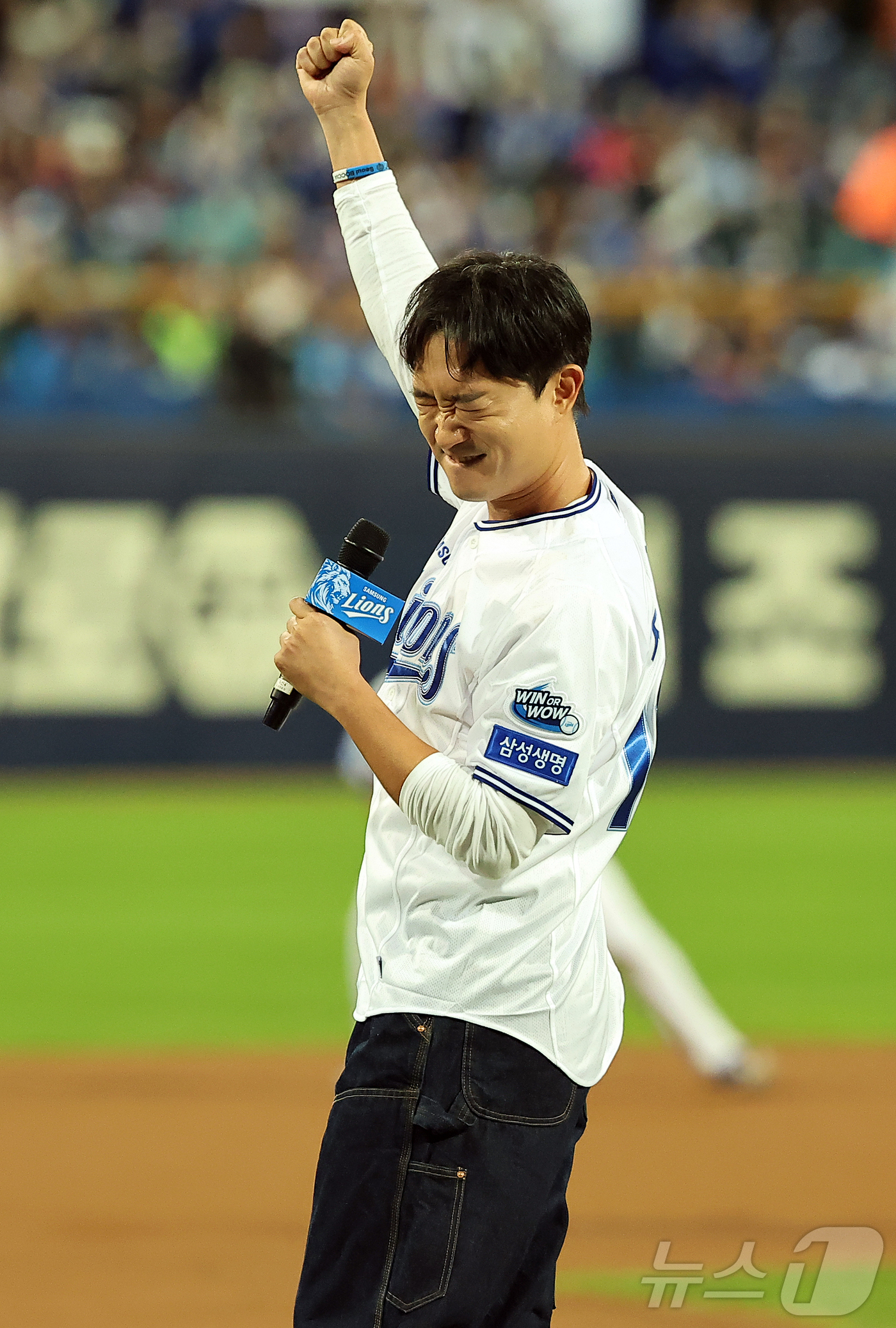 (대구=뉴스1) 김진환 기자 = 21일 대구삼성라이온즈파크에서 열리는 2025 신한 SOL뱅크 KBO 포스트시즌 플레이오프 3차전 한화 이글스와 삼성 라이온즈의 경기를 앞두고 배우 …