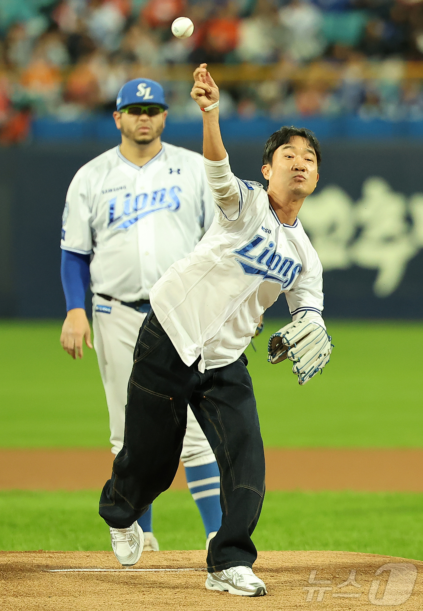 (대구=뉴스1) 김진환 기자 = 21일 대구삼성라이온즈파크에서 열리는 2025 신한 SOL뱅크 KBO 포스트시즌 플레이오프 3차전 한화 이글스와 삼성 라이온즈의 경기를 앞두고 배우 …