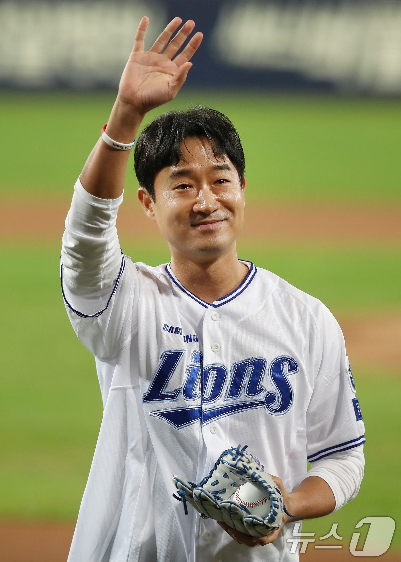 (대구=뉴스1) 공정식 기자 = 21일 오후 대구 삼성라이온즈파크에서 열린 프로야구 2025 신한 SOL뱅크 KBO 플레이오프 3차전 삼성 라이온즈와 한화 이글스의 경기, 영화배우 …