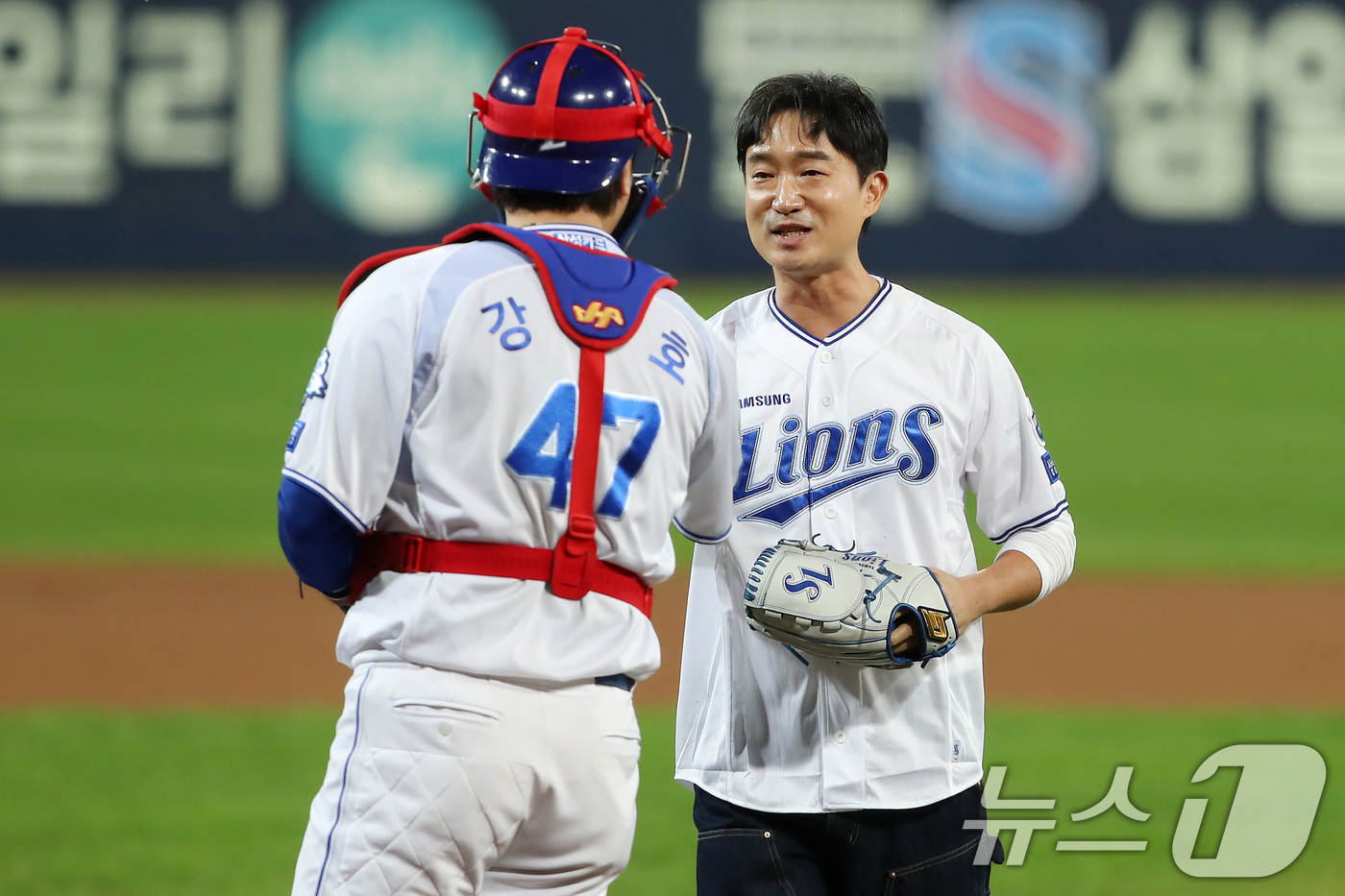 (대구=뉴스1) 공정식 기자 = 21일 오후 대구 삼성라이온즈파크에서 열린 프로야구 2025 신한 SOL뱅크 KBO 플레이오프 3차전 삼성 라이온즈와 한화 이글스의 경기, 영화배우 …