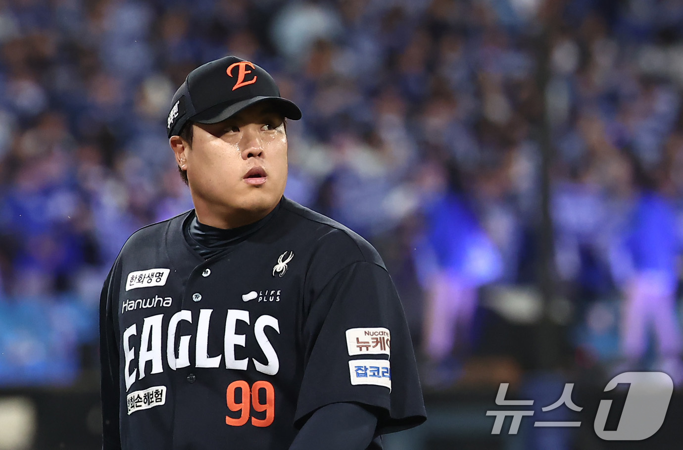 류현진 2025 KBO 플레이오프 투구 장면 - 한화 vs 삼성
