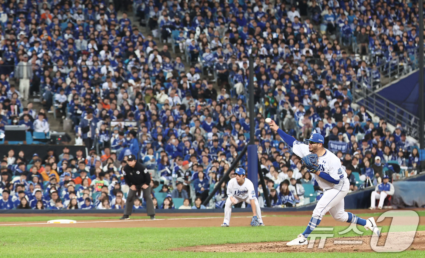 (대구=뉴스1) 김성진 기자 = 21일 대구삼성라이온즈파크에서 열린 2025 신한 SOL뱅크 KBO 포스트시즌 플레이오프 3차전 한화 이글스와 삼성 라이온즈의 경기, 삼성 선발 후 …