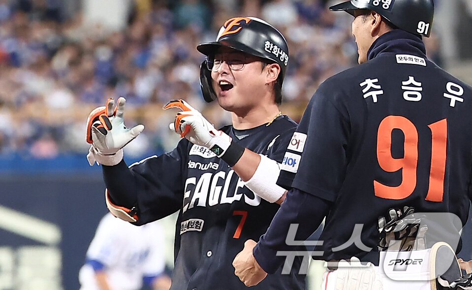 본문 이미지 - 21일 대구삼성라이온즈파크에서 열린 2025 신한 SOL뱅크 KBO 포스트시즌 플레이오프 3차전 한화 이글스와 삼성 라이온즈의 경기, 한화 이도윤이 4회초 2사 2루 상황에서 1타점 적시타를 친 후 포효하고 있다. 2025.10.21/뉴스1 ⓒ News1 김성진 기자