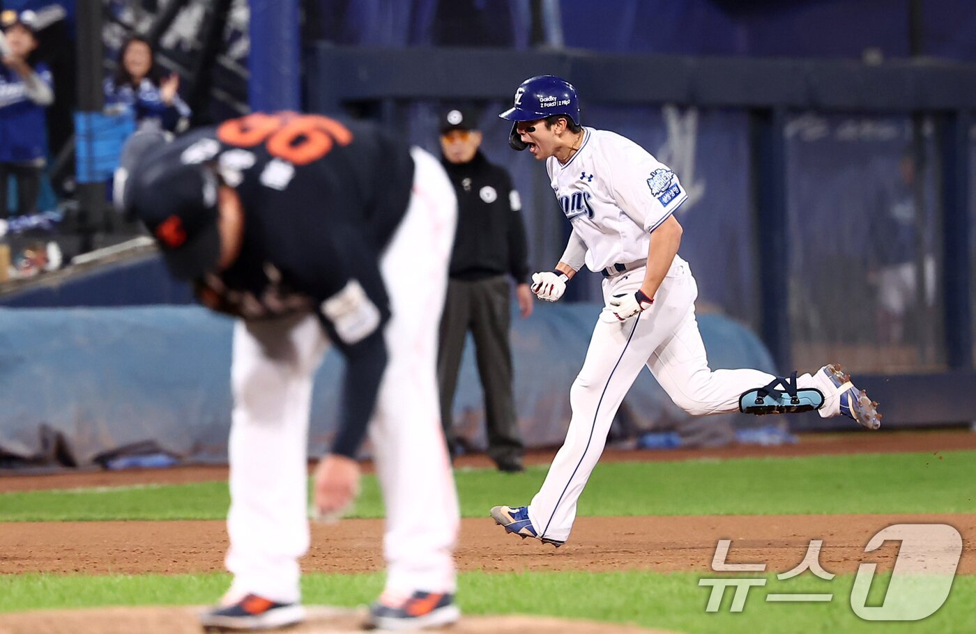 본문 이미지 - 21일 대구삼성라이온즈파크에서 열린 2025 신한 SOL뱅크 KBO 포스트시즌 플레이오프 3차전 한화 이글스와 삼성 라이온즈의 경기, 삼성 김영웅이 4회말 1사 1,2루 상황에서 역전 3점 홈런을 터뜨린 후 그라운드를 돌고 있다. 2025.10.21/뉴스1 ⓒ News1 김성진 기자