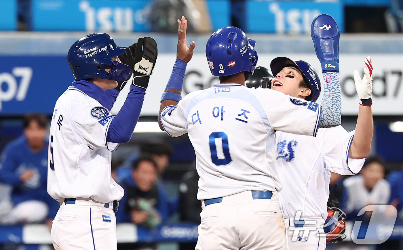 (대구=뉴스1) 김성진 기자 = 21일 대구삼성라이온즈파크에서 열린 2025 신한 SOL뱅크 KBO 포스트시즌 플레이오프 3차전 한화 이글스와 삼성 라이온즈의 경기, 삼성 김영웅이 …