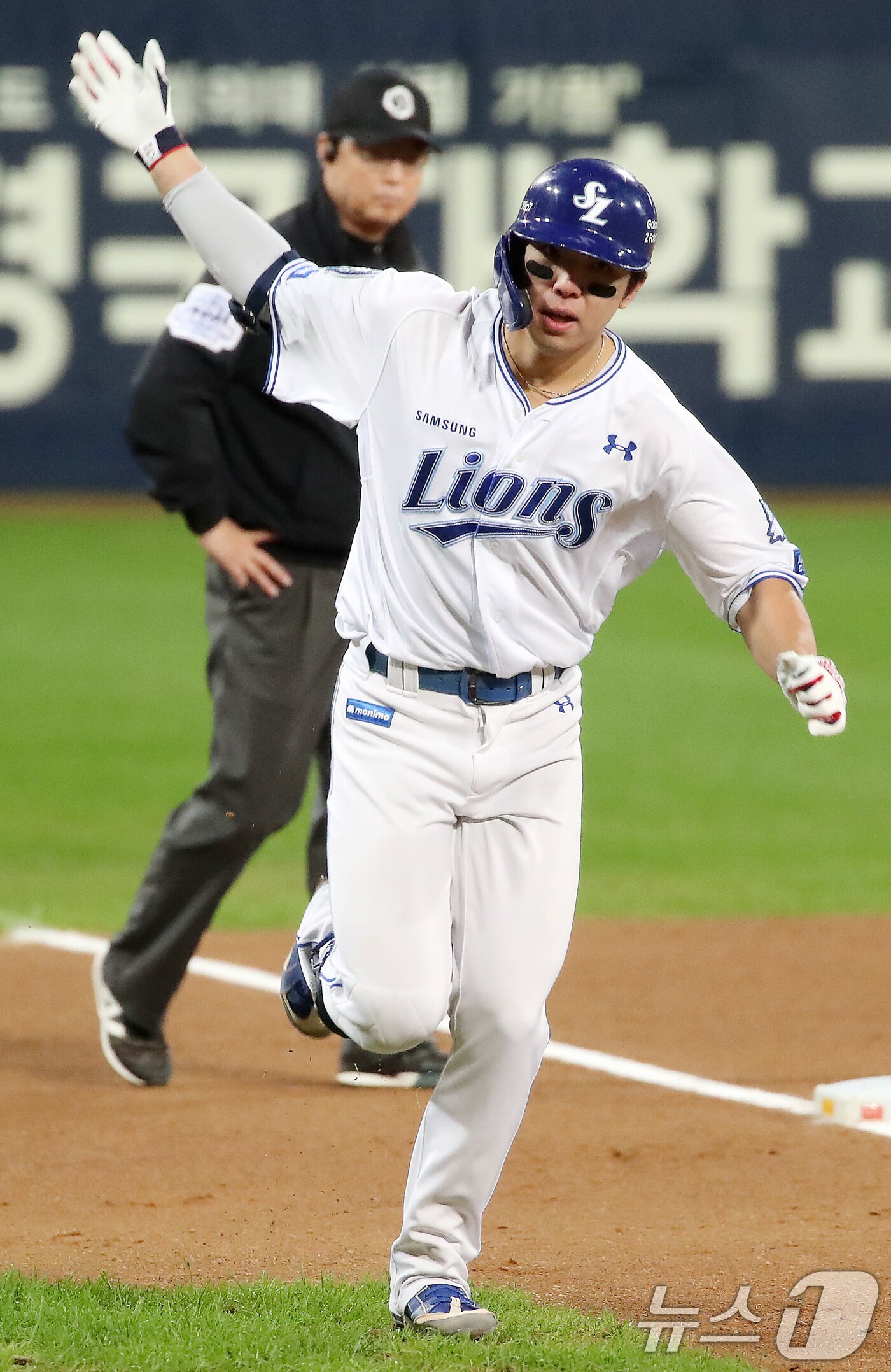 본문 이미지 - 21일 오후 대구 삼성라이온즈파크에서 열린 프로야구 2025 신한 SOL뱅크 KBO 플레이오프 3차전 삼성 라이온즈와 한화 이글스의 경기, 삼성 김영웅이 4회말 2사 1,2루 상황 역전 3점 홈런을 친 뒤 홈으로 달려가고 있다. 2025.10.21/뉴스1 ⓒ News1 공정식 기자