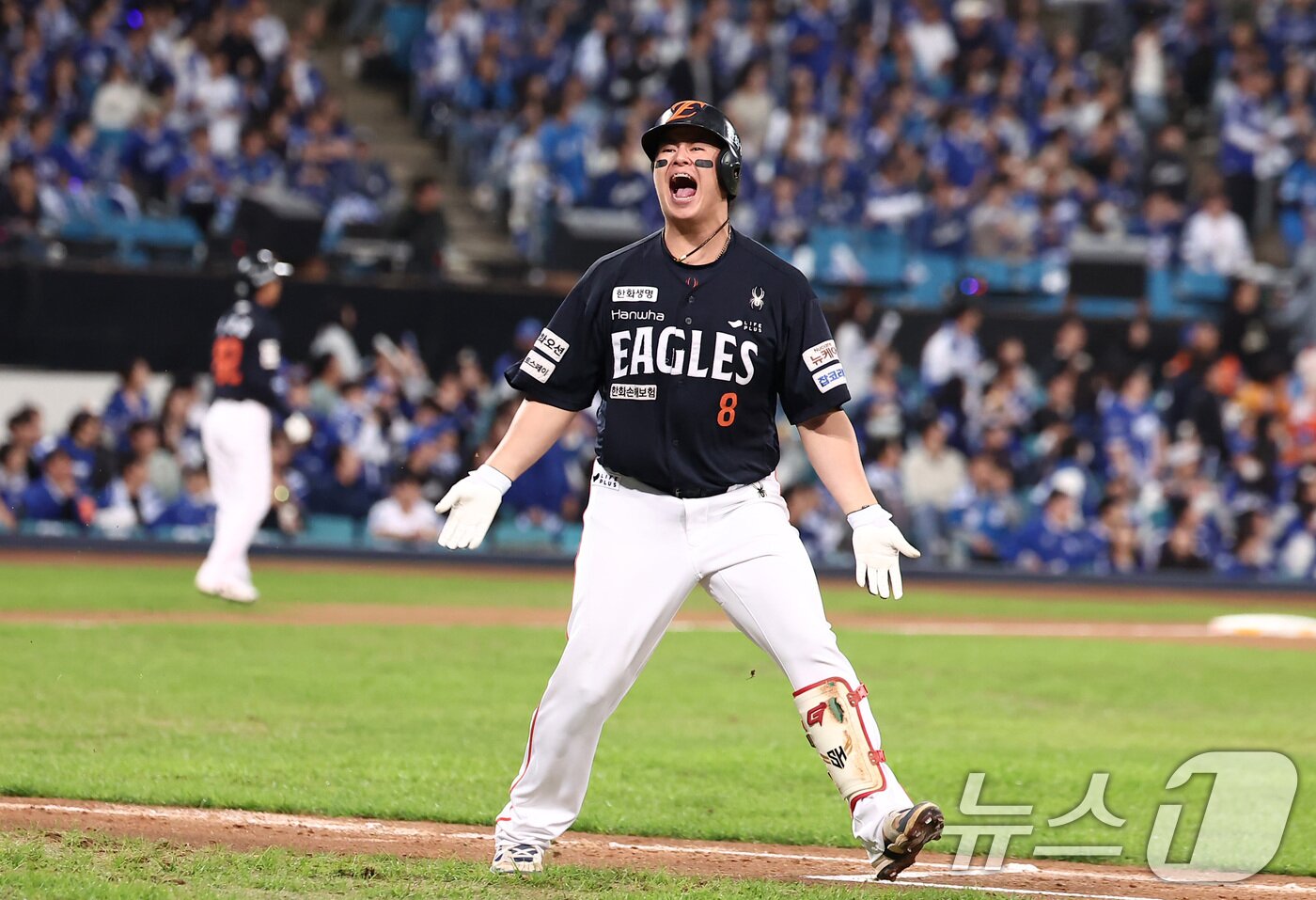 본문 이미지 - 21일 대구삼성라이온즈파크에서 열린 2025 신한 SOL뱅크 KBO 포스트시즌 플레이오프 3차전 한화 이글스와 삼성 라이온즈의 경기, 한화 노시환이 5회초 2사 3루 상황에서 역전 2점 홈런을 터뜨린 후 포효하고 있다. 2025.10.21/뉴스1 ⓒ News1 김성진 기자