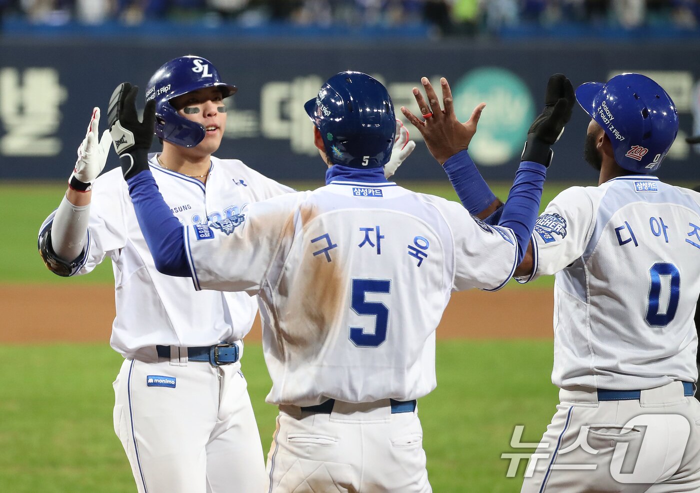 본문 이미지 - 21일 오후 대구 삼성라이온즈파크에서 열린 프로야구 2025 신한 SOL뱅크 KBO 플레이오프 3차전 삼성 라이온즈와 한화 이글스의 경기, 삼성 김영웅이 4회말 2사 1,2루 상황 역전 3점 홈런을 친 뒤 구자욱, 디아즈와 함께 기뻐하고 있다. 2025.10.21/뉴스1 ⓒ News1 공정식 기자