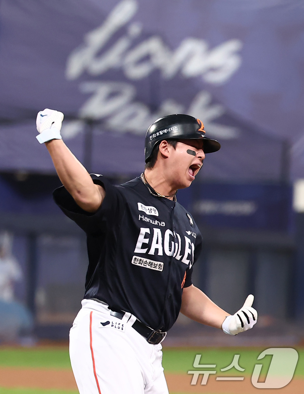 (대구=뉴스1) 김성진 기자 = 21일 대구삼성라이온즈파크에서 열린 2025 신한 SOL뱅크 KBO 포스트시즌 플레이오프 3차전 한화 이글스와 삼성 라이온즈의 경기, 한화 노시환이 …