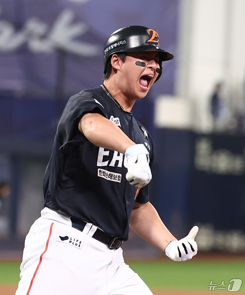 (대구=뉴스1) 김성진 기자 = 21일 대구삼성라이온즈파크에서 열린 2025 신한 SOL뱅크 KBO 포스트시즌 플레이오프 3차전 한화 이글스와 삼성 라이온즈의 경기, 한화 노시환이 …