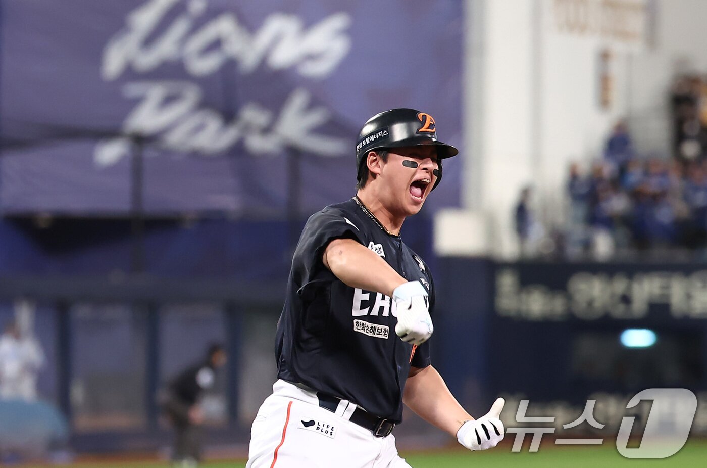본문 이미지 - 21일 대구삼성라이온즈파크에서 열린 2025 신한 SOL뱅크 KBO 포스트시즌 플레이오프 3차전 한화 이글스와 삼성 라이온즈의 경기, 한화 노시환이 5회초 2사 3루 상황에서 역전 2점 홈런을 터뜨린 후 포효하고 있다. 2025.10.21/뉴스1 ⓒ News1 김성진 기자