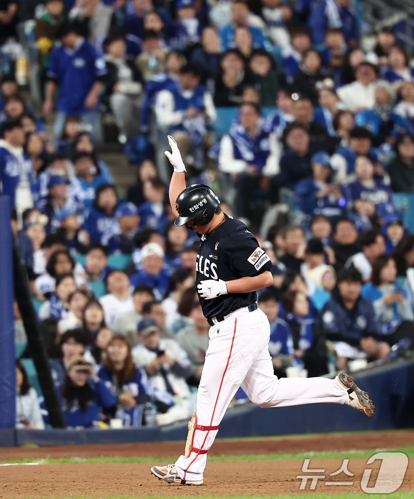 (대구=뉴스1) 김성진 기자 = 21일 대구삼성라이온즈파크에서 열린 2025 신한 SOL뱅크 KBO 포스트시즌 플레이오프 3차전 한화 이글스와 삼성 라이온즈의 경기, 한화 노시환이 …