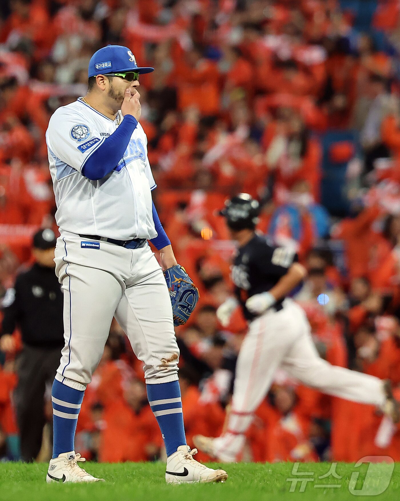 본문 이미지 - 21일 대구삼성라이온즈파크에서 열린 2025 신한 SOL뱅크 KBO 포스트시즌 플레이오프 3차전 한화 이글스와 삼성 라이온즈의 경기, 삼성 선발 후라도가 5회초 2사 2루 상황 한화 노시환에게 역전 투런홈런을 허용한 후 아쉬워하고 있다. 2025.10.21/뉴스1 ⓒ News1 김진환 기자